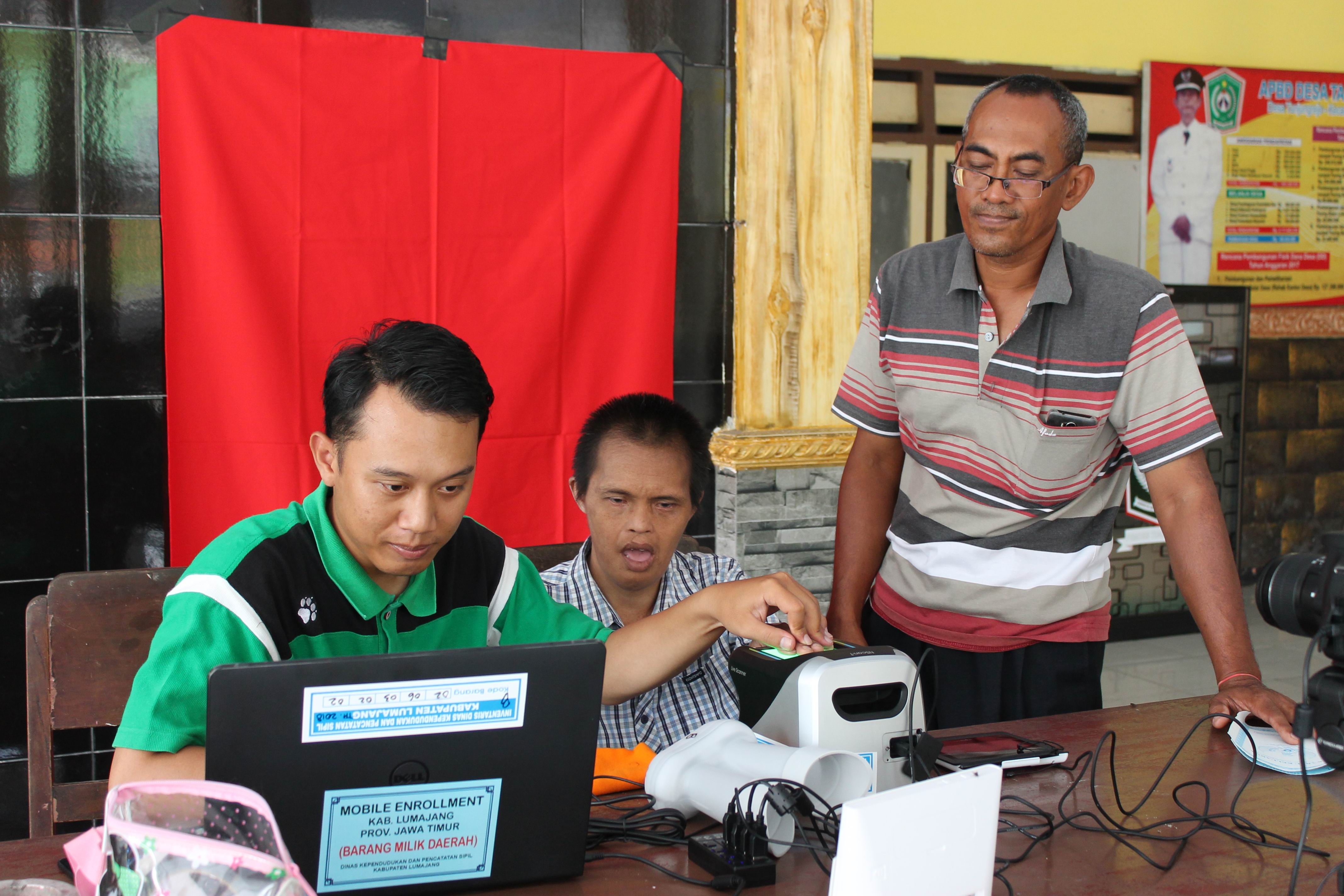 Perekaman KTP-Elektronik warga berkebutuhan khusus di Desa Tunjungrejo