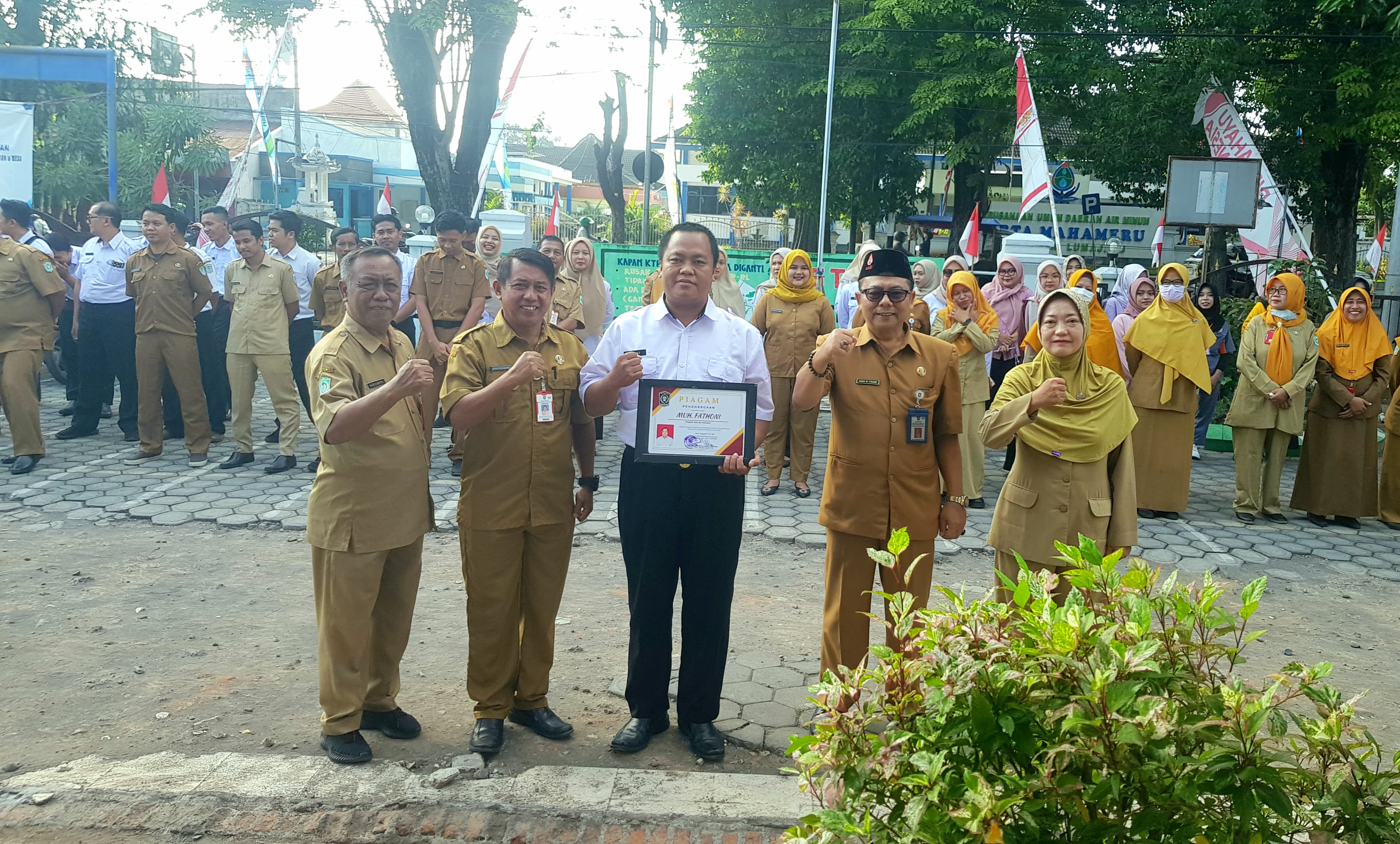 Penyerahan Penghargaan Pegawai Teladan Disdukcapil Lumajang Semester 1 Tahun 2025